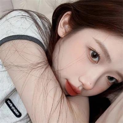 独家爆料：当红小花机场牵手女助理，评论区沦陷，一夜之间